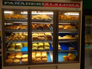 Supermercado Carniceria panaderia taqueria La Loma Bonita Crystal MN Delicioso Pan Horneado todos los dias.